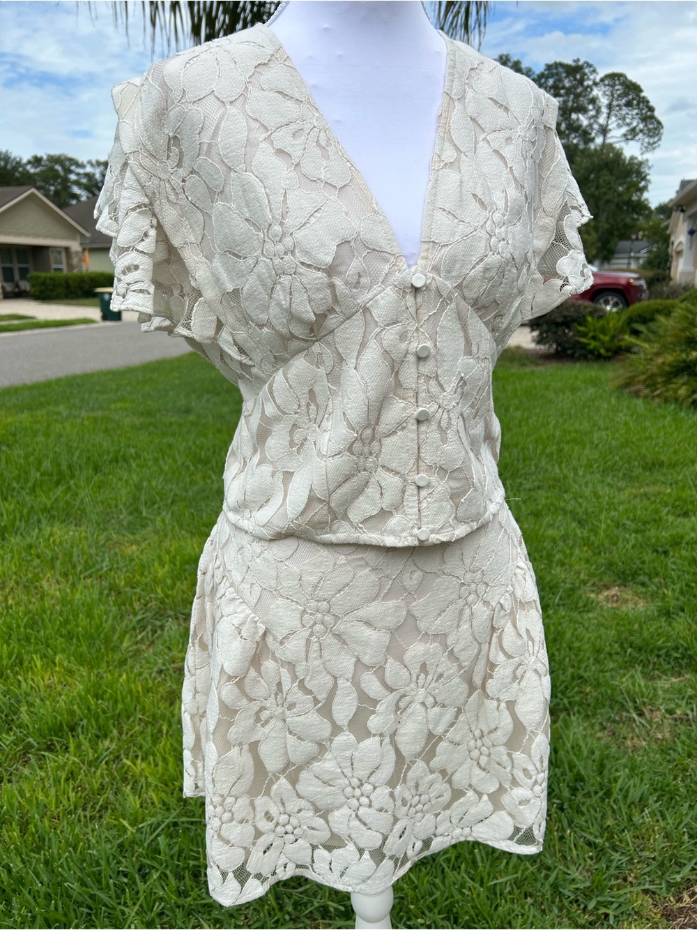 NWT🌷EXPRESS Lace Floral V-Neck Flutter Sleeve Top & Mini Skirt - Picture 3 of 15
